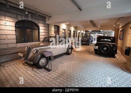 Zwickau, Deutschland. 24.. Juni 2022. Eine DKW Sonderklasse `37 steht im August-Horch-Museum. Auf deutschen Straßen stehen heute die vier Ringe für Autos von Audi. Aber sie haben ihren Ursprung in Sachsen. Dort stand das Logo einst für Deutschlands zweitgrößten Automobilhersteller: Die Auto Union. Es wurde vor 90 Jahren gegründet. (To dpa: 'Vier Ringe am Kühlergrill - Auto Union wurde vor 90 Jahren gegründet') Quelle: Bodo Schackow/dpa/Alamy Live News Stockfoto